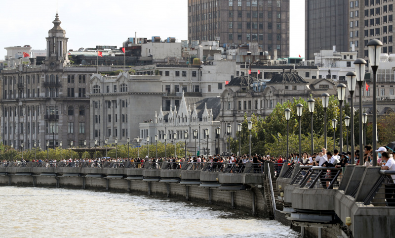 Des gens visitent le Bund à Shanghai