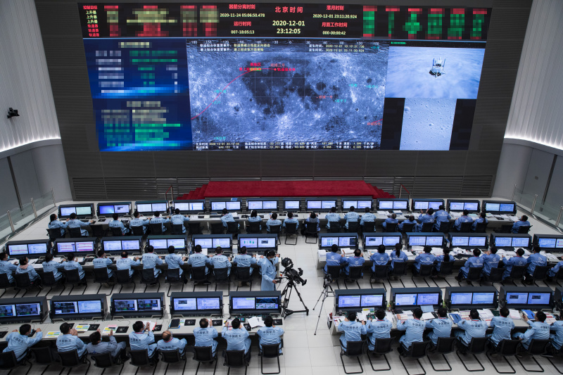 Des membres du personnel technique travaillent au Centre de contrôle aérospatial de Beijing