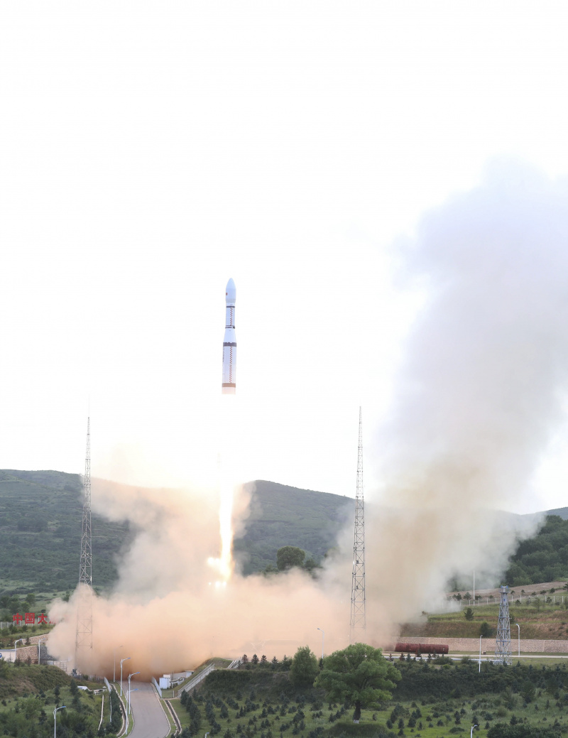 Une fusée porteuse Longue Marche-6 transportant deux satellites s'envole depuis le Centre de lancement de satellites de Taiyuan