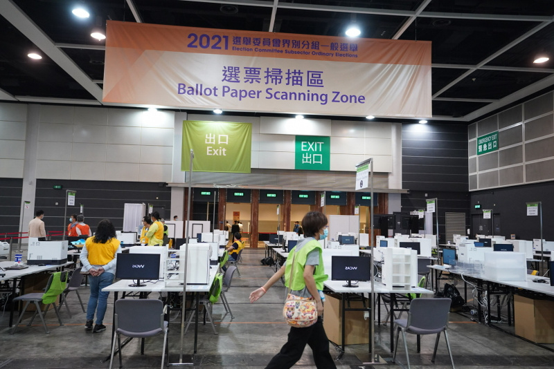 Des employés dans une station de comptage de Hong Kong