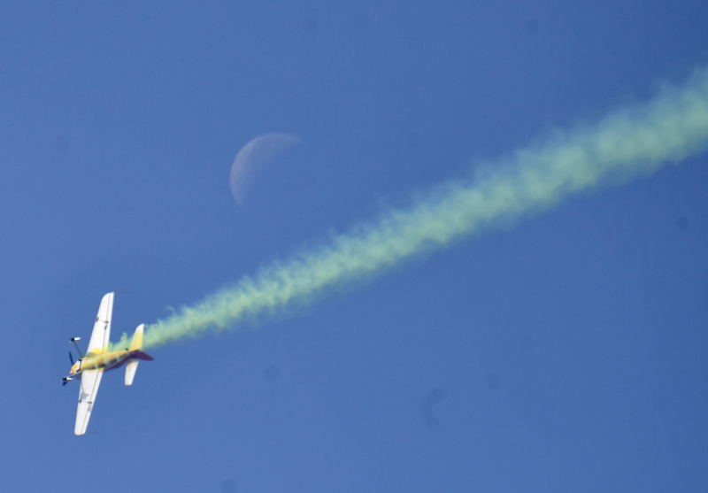 Un avion participe à un spectacle acrobatique lors d'un événement public organisé par l'Association des propriétaires d'avions et des pilotes de Chine (China Aircraft Owners and Pilots Association