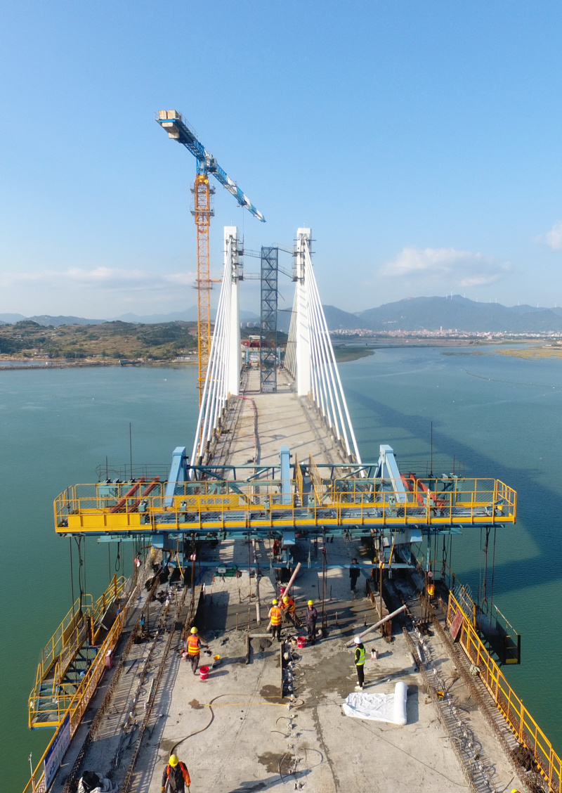 Le pont maritime de la baie de Meizhou en construction