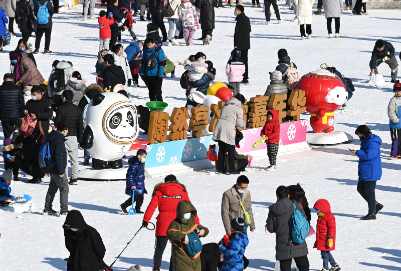 Des gens s'amusent lors d'un carnaval de neige et de glace au parc Taoranting durant les vacances du Nouvel An