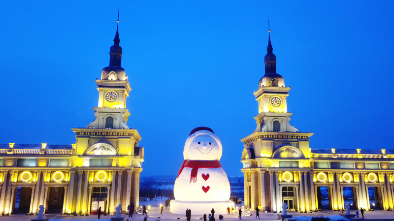 Un énorme bonhomme de neige sur la rive de la rivière Songhua