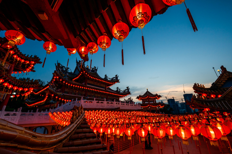 Des lanternes rouges installées à l'approche du Nouvel An lunaire chinois au temple Thean Hou