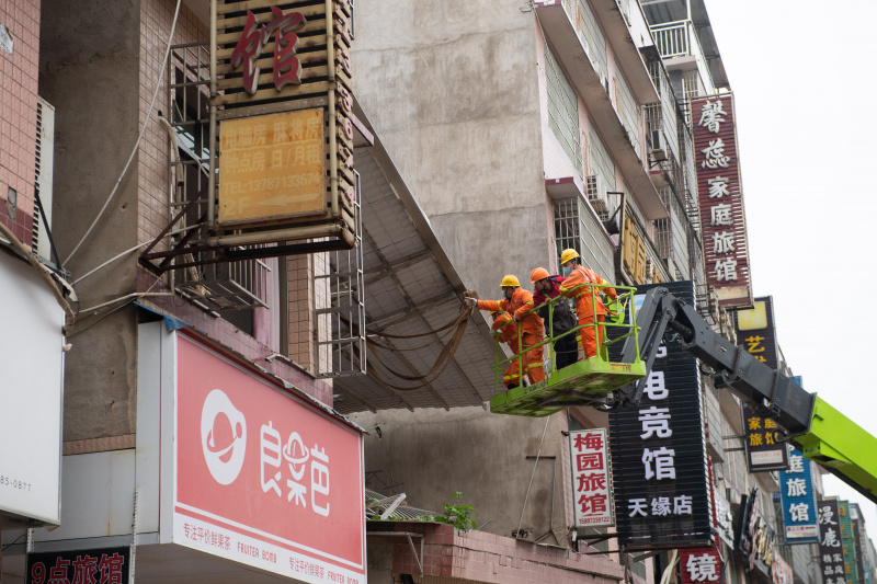 Des secouristes sur le site de l'effondrement d'un immeuble à Changsha