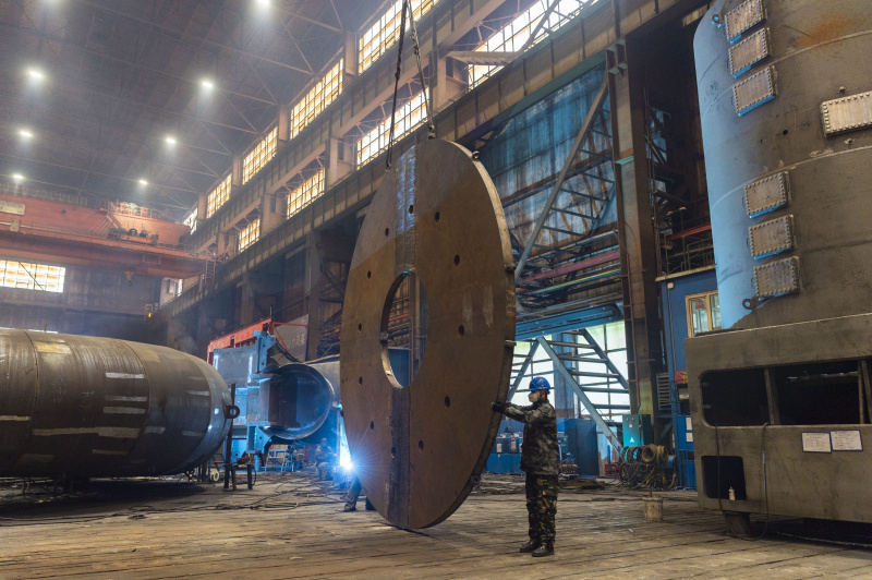 Un ouvrier travaille dans un atelier de Harbin Electric Machinery Company Ltd
