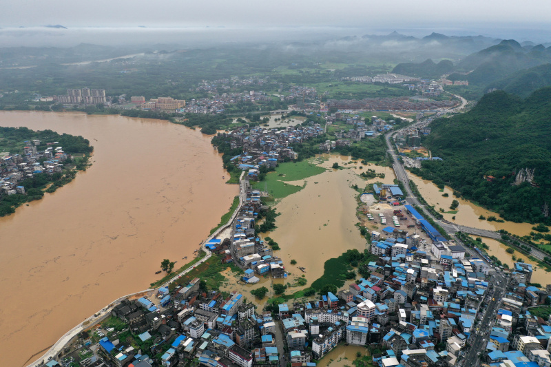 Photo aérienne prise le 4 juin 2022 montrant une vue de la rivière Rongjiang après de fortes précipitations dans le district autonome Miao de Rongshui de la région autonome Zhuang du Guangxi (sud de la Chine)