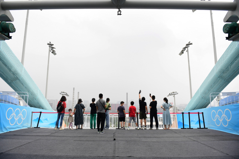Des gens visitent le Big Air Shougang