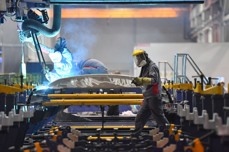 Des ouvriers travaillent sur une chaîne de production dans un atelier d'assemblage de la CRRC Zhuzhou Locomotive Co