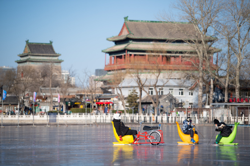 Des gens s'amusent sur le lac gelé Shichahai transformé en patinoire