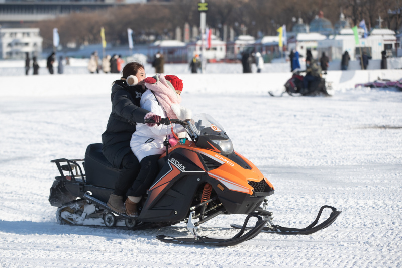 Des visiteurs s'amusent au parc du Carnaval de glace et de neige sur la rivière Songhua