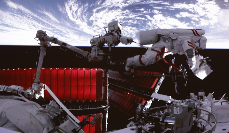 Capture d'écran réalisée au Centre de contrôle aérospatial de Beijing du taïkonaute Fei Junlong de Shenzhou-15 effectuant des activités extravéhiculaires à l'extérieur du module laboratoire Wentian de la station spatiale chinoise
