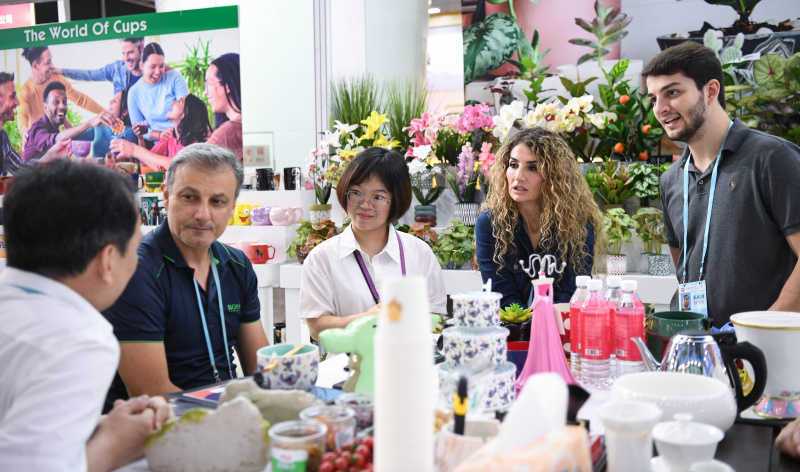 Des visiteurs et des exposants négocient lors de la deuxième phase de la 133e Foire des importations et des exportations de Chine