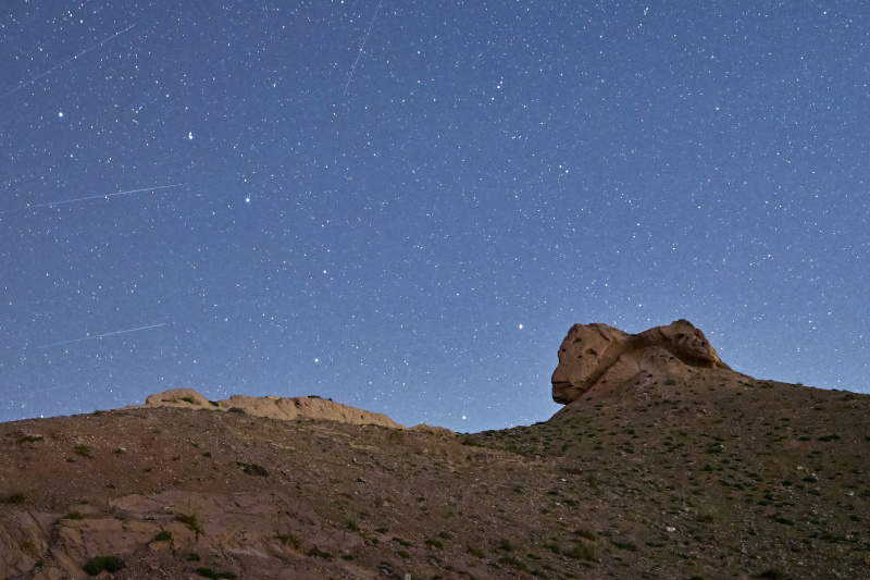 Une section de la Grande Muraille datant de la dynastie Ming (1368-1644) sous un ciel nocturne étoilé