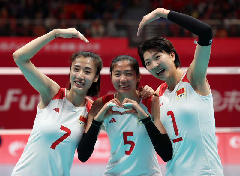 Les athlètes chinoises expriment leur joie durant le match pour la médaille d'or de volley-ball féminin entre la Chine et le Japon aux 19es Jeux asiatiques