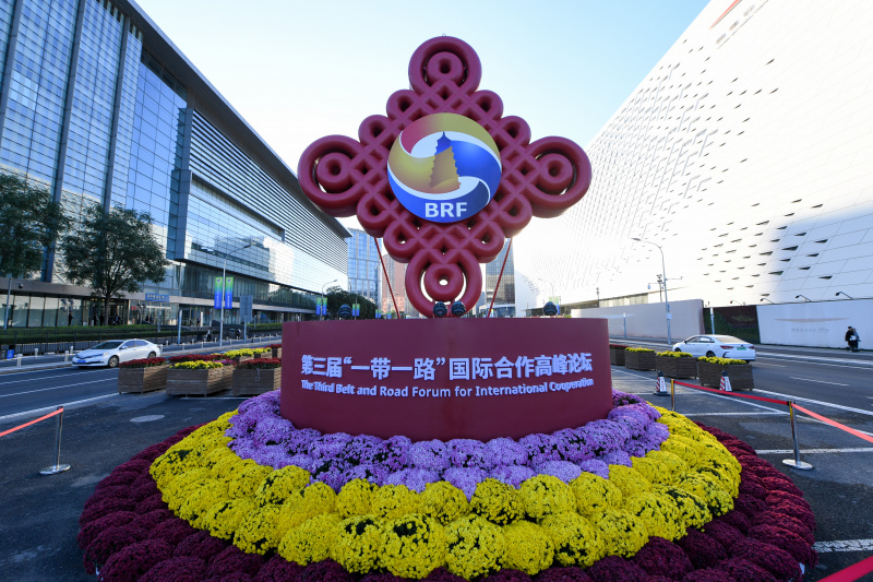 Une décoration florale du 3e Forum de la Ceinture et la Route pour la coopération internationale près du Centre national des conventions de Chine