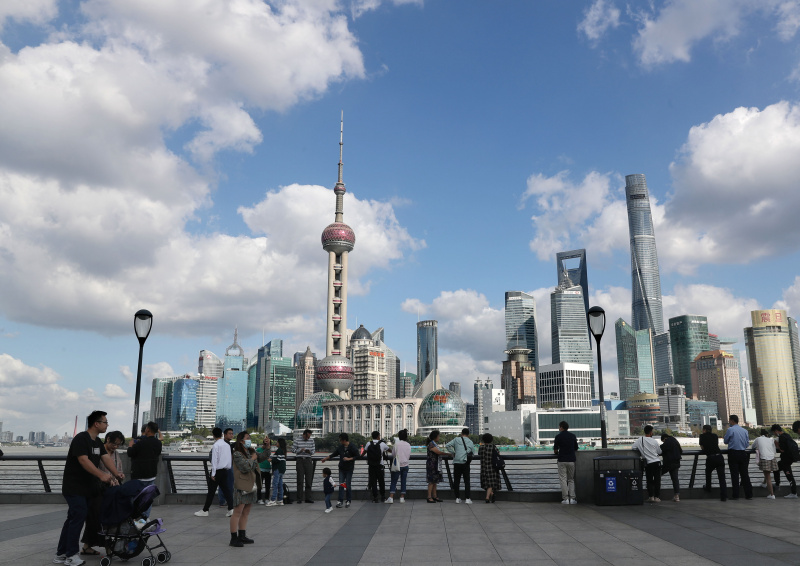 Des gens visitent le Bund à Shanghai