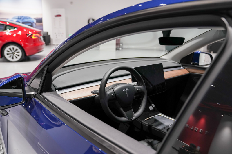 Un véhicule électrique Modèle Y dans le Centre Tesla à Shanghai