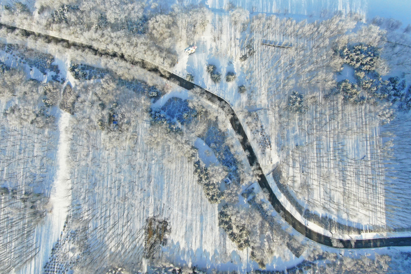 Vue aérienne d'un paysage de givre le long de la rivière Hunhe à Shenyang