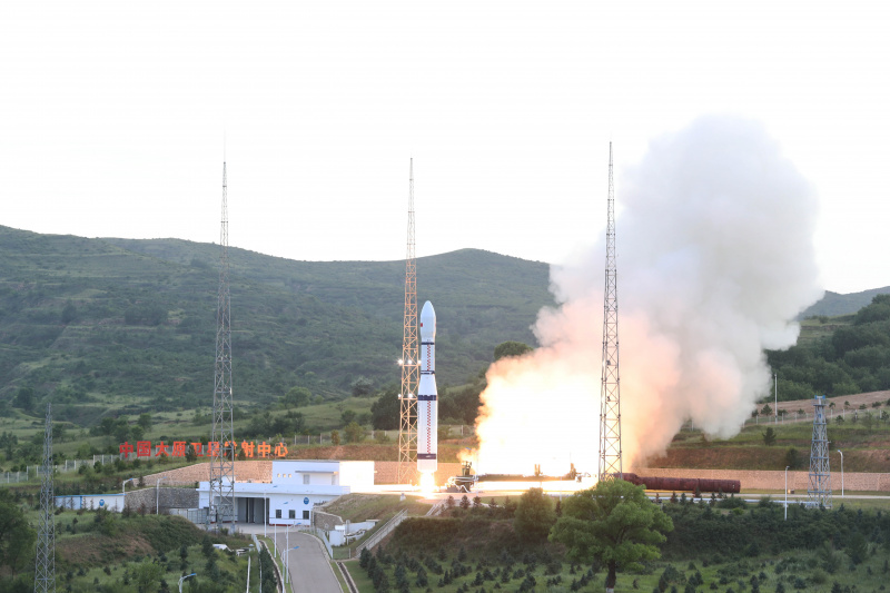 Une fusée porteuse Longue Marche-6 transportant deux satellites s'envole depuis le Centre de lancement de satellites de Taiyuan