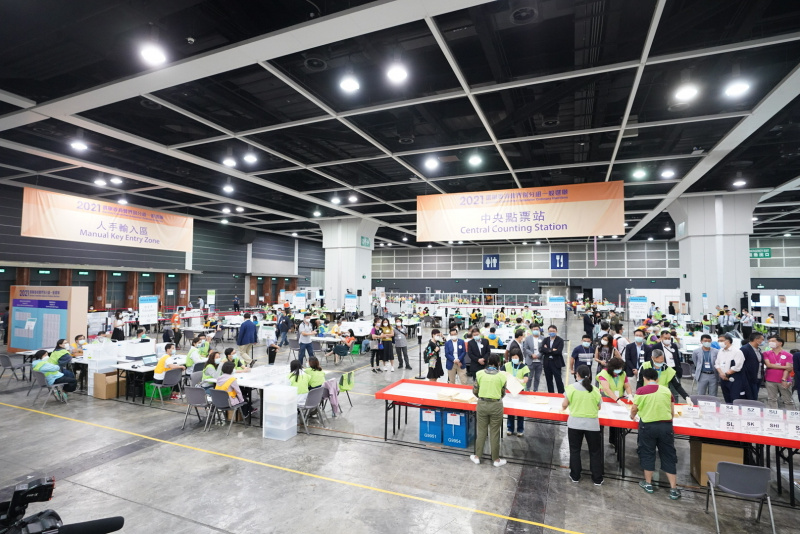 Des employés dans une station de comptage de Hong Kong