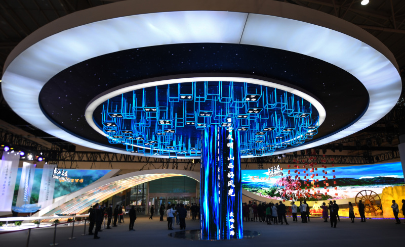 Des gens visitent l'Exposition de la culture et du tourisme de la Chine (Wuhan) à Wuhan