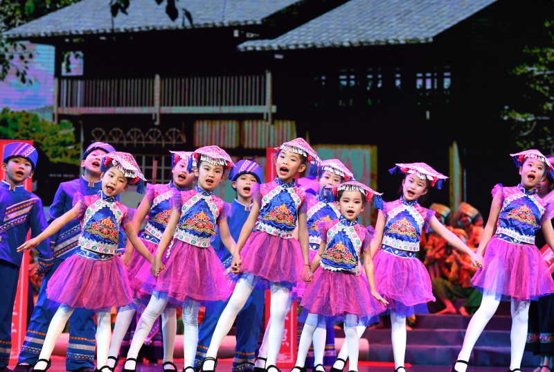 Des enfants chantent des chansons folkloriques du groupe ethnique Zhuang lors d'un spectacle à Nanning