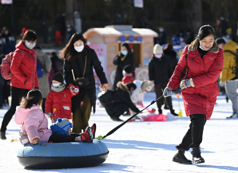 Des gens s'amusent lors d'un carnaval de neige et de glace au parc Taoranting durant les vacances du Nouvel An