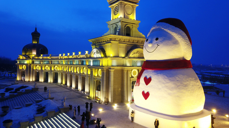 Un énorme bonhomme de neige sur la rive de la rivière Songhua