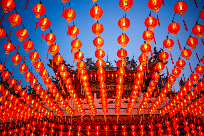 Des lanternes rouges installées à l'approche du Nouvel An lunaire chinois au temple Thean Hou