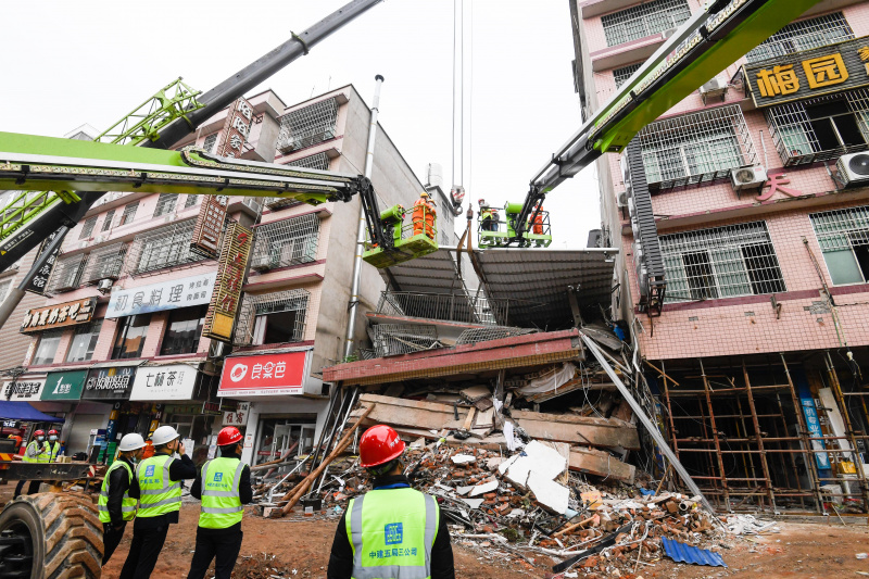 Des secouristes sur le site de l'effondrement d'un immeuble à Changsha