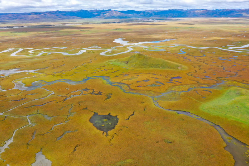 Photo aérienne prise le 17 septembre 2022 du paysage de la zone humide d'Awancang à Maqu