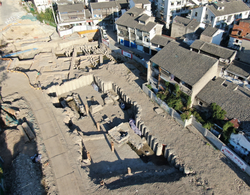 Photo aérienne prise le 10 octobre 2022 des ruines d'un ancien quai sur le site archéologique de l'ancien port de Shuomen à Wenzhou