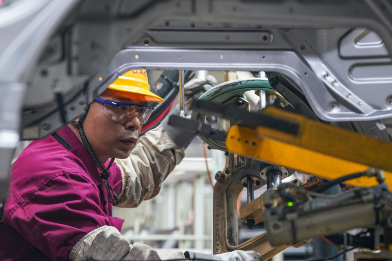 Un employé travaille sur une ligne d'assemblage de camions dans une base de production de l'Anhui Jianghuai Automobile Group Corp