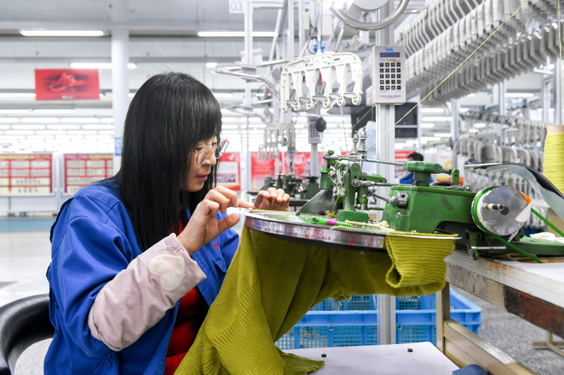 Une employée dans une usine du groupe Erdos Cashmere