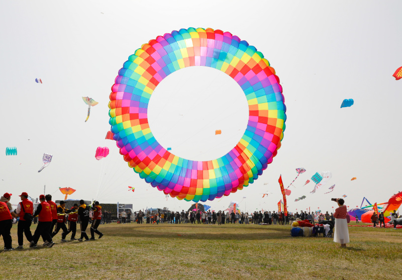 Des personnes participent au 40e Festival international du cerf-volant de Weifang