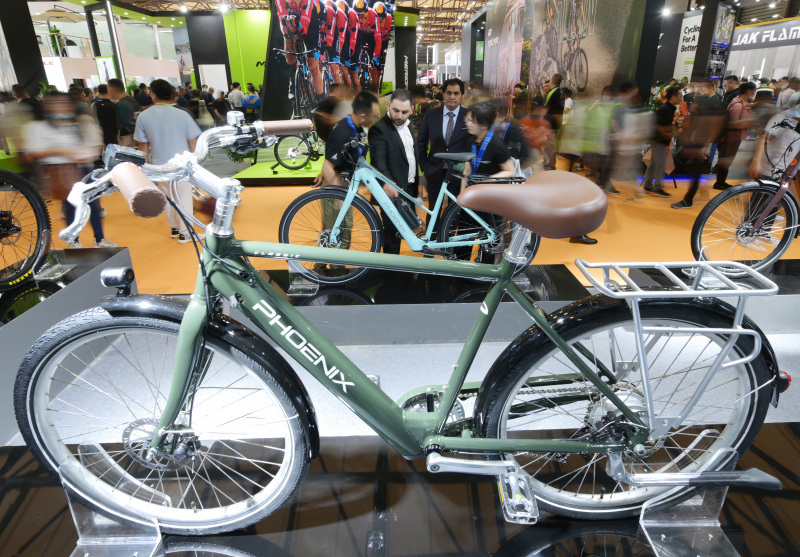 Des visiteurs au 31e Salon international du vélo de Chine