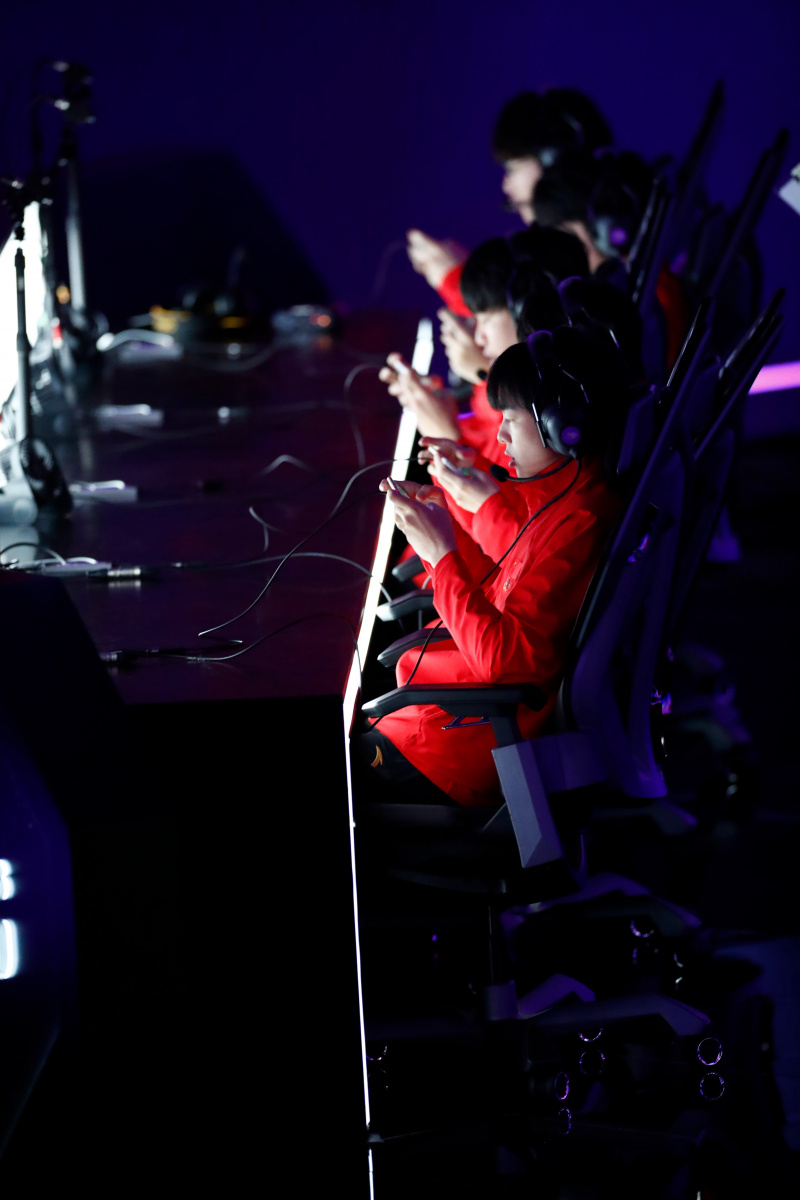Les joueurs de l'équipe chinoise en quarts de finale d'esport de la version des Jeux asiatiques d'Arena of Valor