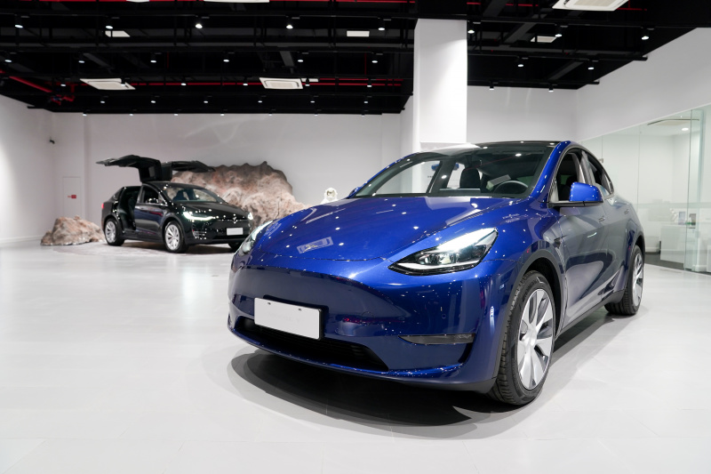 Un véhicule électrique Modèle Y dans le Centre Tesla à Shanghai