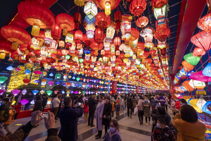 Des habitants contemplent des lanternes avant la fête du Printemps sur la place Nanfeng de la ville de Yuncheng