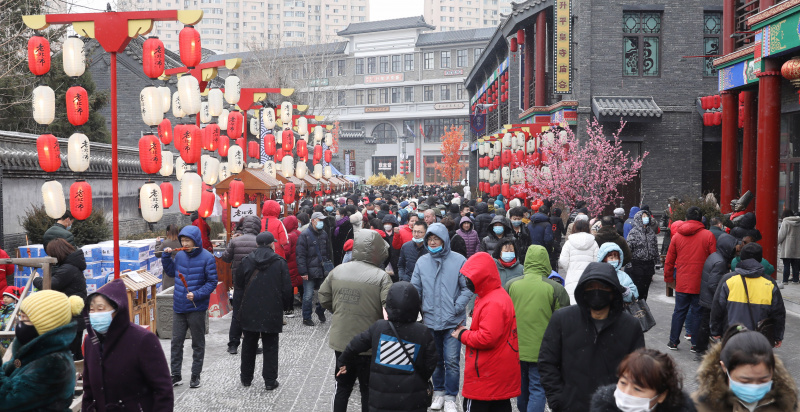 Des habitants visitent l'ancien marché du Nord durant les congés de la fête du Printemps à Shenyang