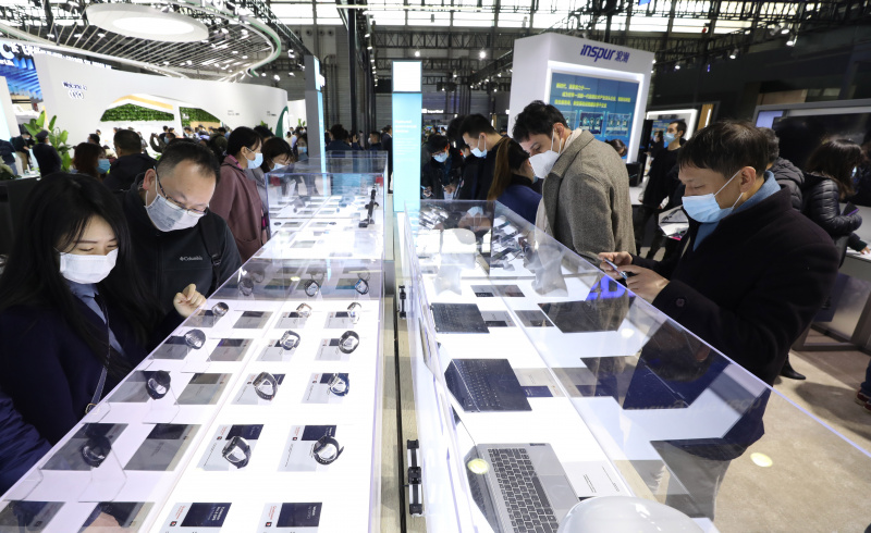Des visiteurs au Salon mondial de la téléphonie mobile (Mobile World Congress