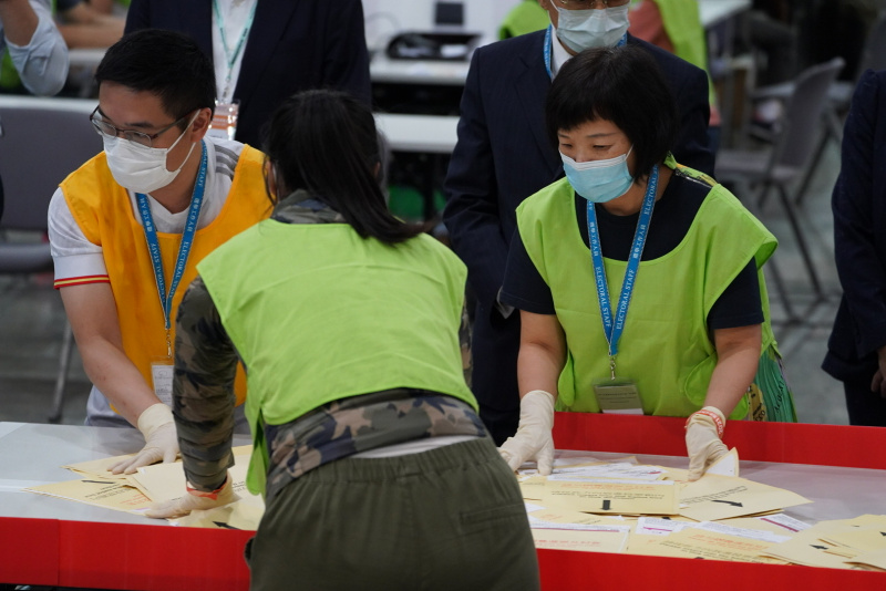 Des employés dans une station de comptage de Hong Kong