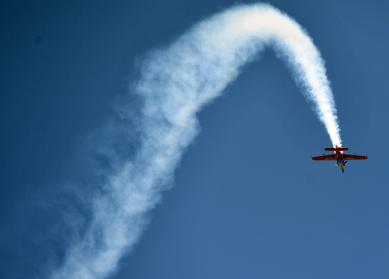 Un avion participe à un spectacle acrobatique lors d'un événement public organisé par l'Association des propriétaires d'avions et des pilotes de Chine (China Aircraft Owners and Pilots Association