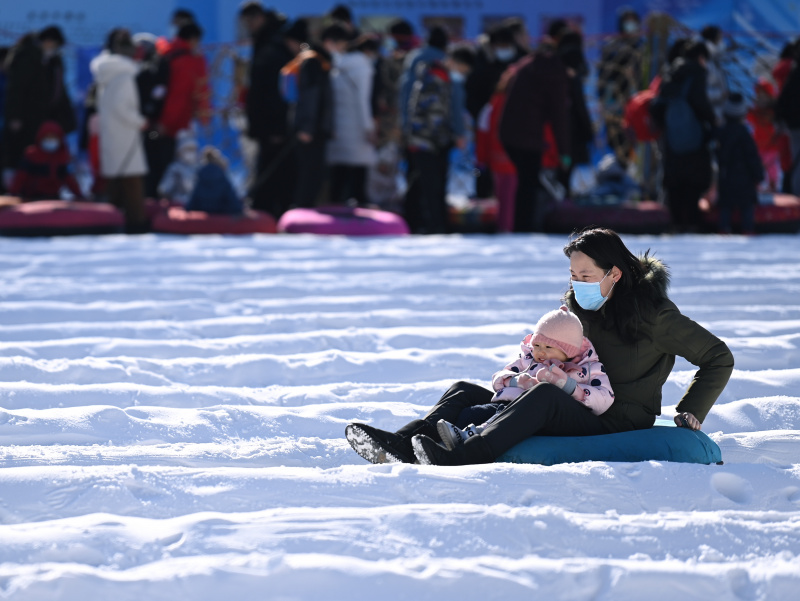 Des gens s'amusent lors d'un carnaval de neige et de glace au parc Taoranting durant les vacances du Nouvel An