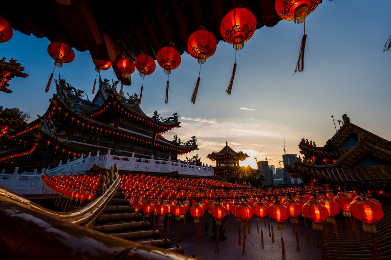 Des lanternes rouges installées à l'approche du Nouvel An lunaire chinois au temple Thean Hou