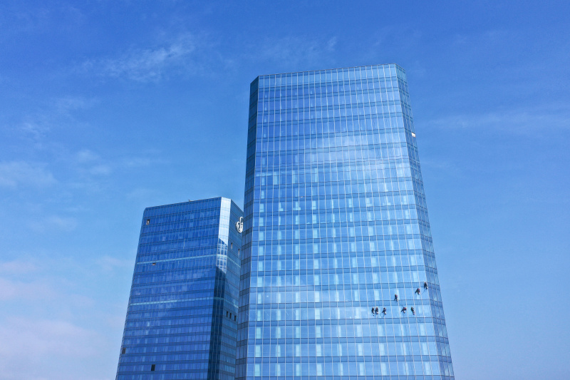 Des laveurs de vitres de gratte-ciel à l'extérieur du Centre international de commerce de Guiyang