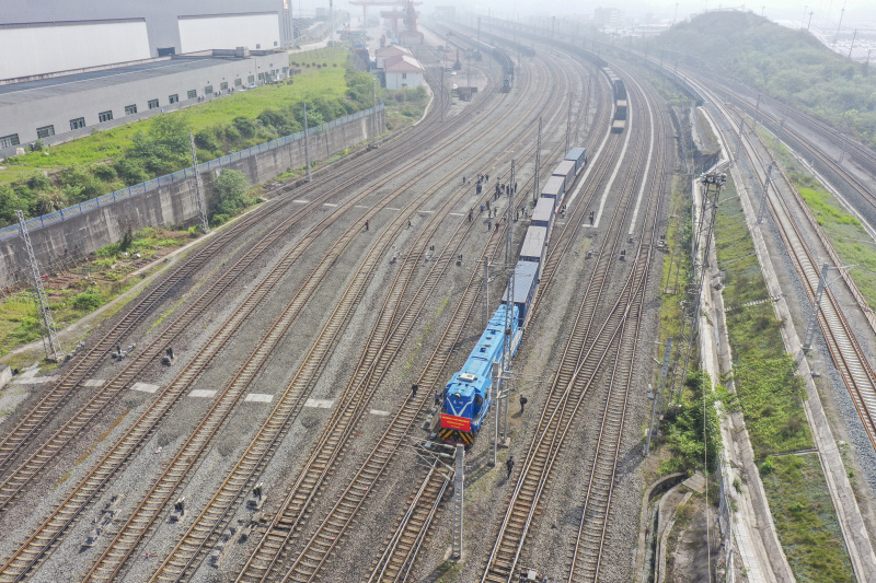 Le premier train de fret international reliant le fleuve Yangtsé