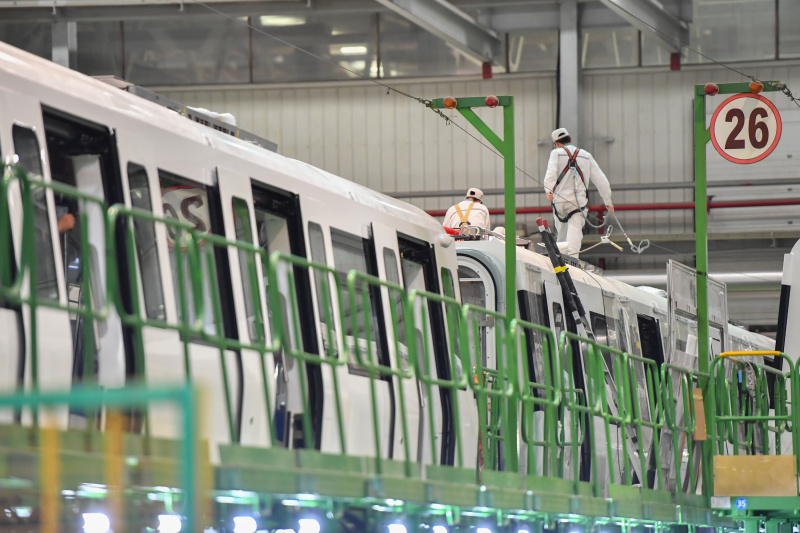 Des ouvriers travaillent sur une chaîne de production dans un atelier d'assemblage de la CRRC Zhuzhou Locomotive Co
